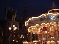 Le manège sur le parvis de l'Hôtel de Ville