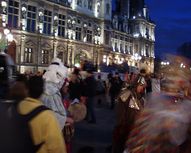 Sur le parvis de l'Hôtel de Ville