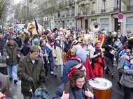 La foule suit le cortège