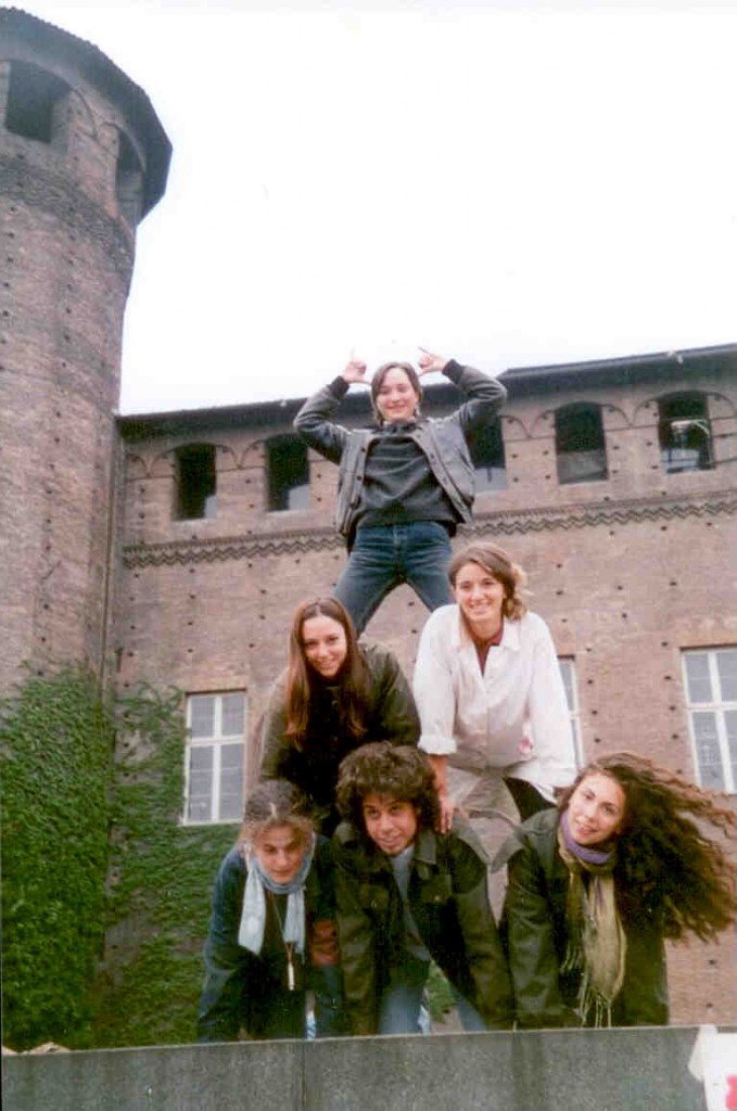 3 - Dans le cadre de la manifestation des étudiants en arts de Turin, le 12 mai 1997 - Au sommet de la pyramide, Chiara fait les cornes du boeuf gras
