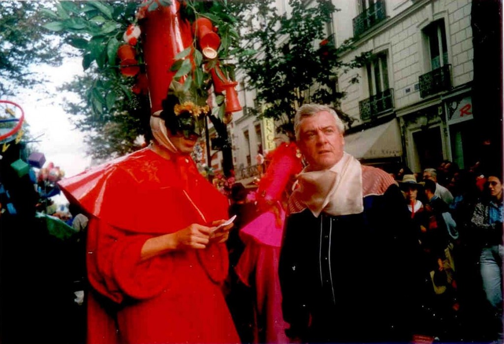 9 - Basile Pachkoff costumé en Pantruche et Alain Riou costumé en Buffalo Bill au second Carnaval de Paris le 26 septembre 1999