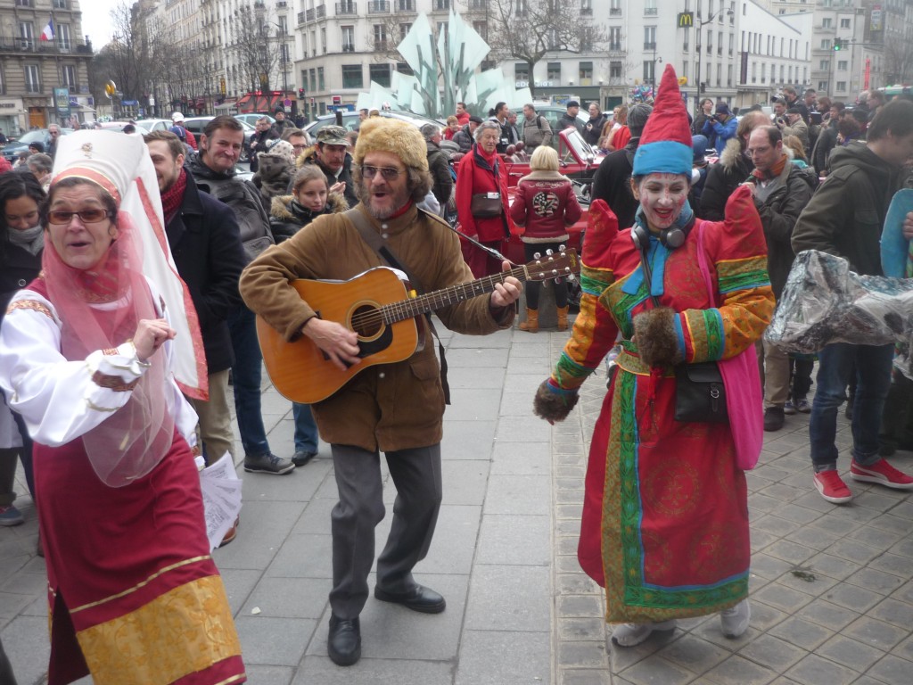 Trois de nos goguettiers en pleine action place Gambetta P1350037