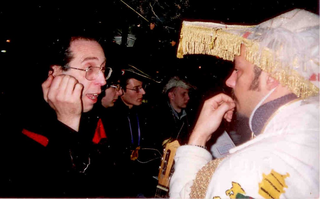 3Le soir du Carnaval de Paris 2005, dans un café du Quartier latin.