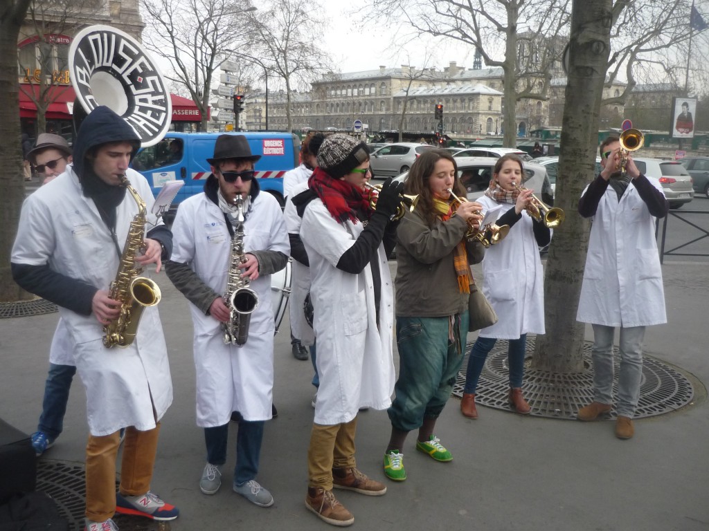 La fanfare d'étudiants en médecine de Paris VI Les Blouses Brothers - 2 - P1460681