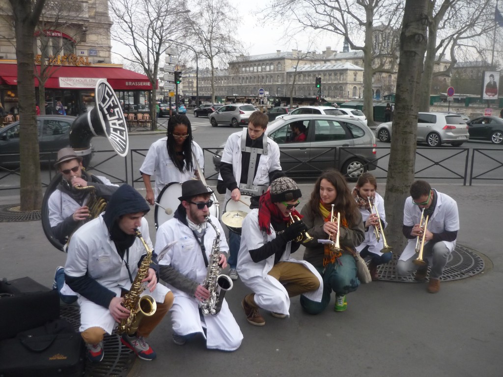 La fanfare d'étudiants en médecine de Paris VI Les Blouses Brothers - 3 - P1460682